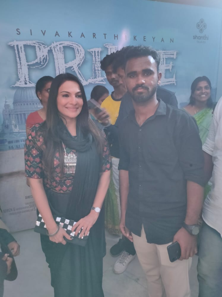 Sanjay08520034's tweet photo. Yesterday #PRINCE Audio celebration
Click with 
@anudeepfilm sir..☺️
@shobimaster bro..😎 @SrinivasRethika mam..🥰
Tq for the selfi clicks🤳🤗

@AllIndiaSKFC @AnandSkfc @PacumaiIyakkam @Tirupuronlinesk 
 
#PrinceFromDiwali2022  #PrinceTrailer 
#PrinceOnOct21st #PrinceAudioLaunch https://t.co/1YUtxCNM1E