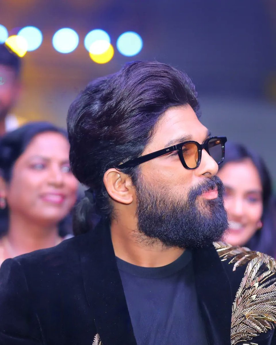 TeamAATE's tweet photo. INDIAN STYLE ICON IS HERE 🕶

#PushpaTheRule @alluarjun https://t.co/fb8XI0bTgl