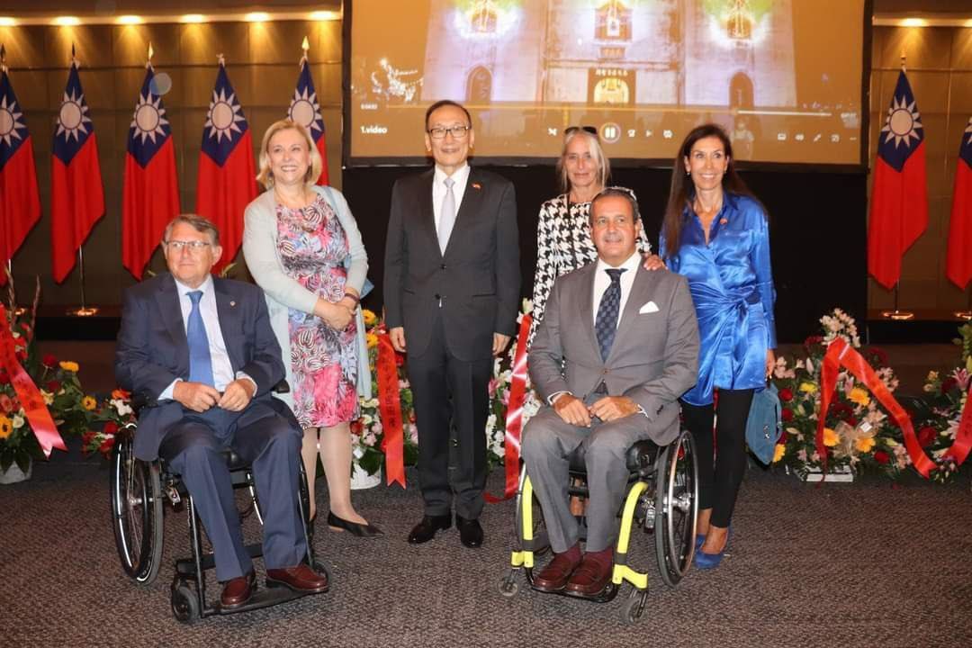 TaiwanSpain_Par's tweet photo. Desde la Asociación queremos felicitar a toda la Comunidad Taiwanesa en España,en el día de su fiesta Nacional, reiterando nuestro compromiso, apoyo y solidaridad con  los valores democráticos de la República de China (Taiwán). @TWenEsp #TaiwanNationalDay https://t.co/tX1GqDN9YB