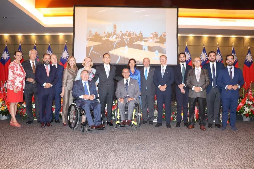 TaiwanSpain_Par's tweet photo. Desde la Asociación queremos felicitar a toda la Comunidad Taiwanesa en España,en el día de su fiesta Nacional, reiterando nuestro compromiso, apoyo y solidaridad con  los valores democráticos de la República de China (Taiwán). @TWenEsp #TaiwanNationalDay https://t.co/tX1GqDN9YB