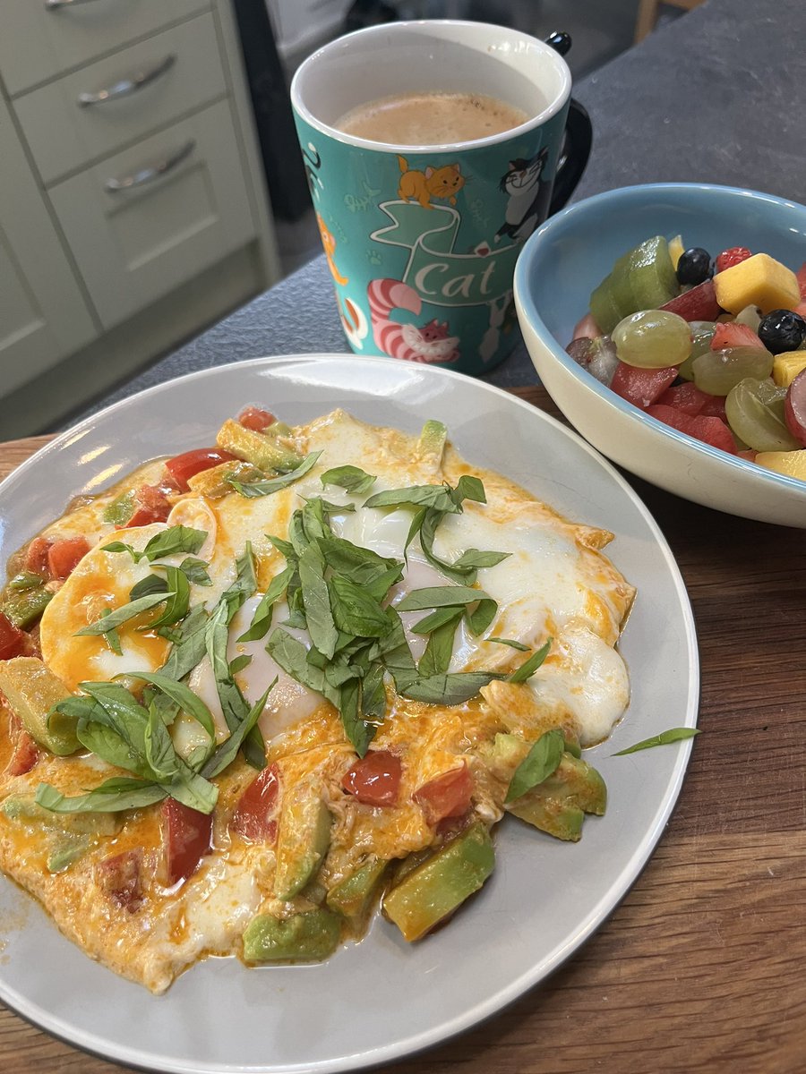 j_zarifian's tweet photo. I warmed some maters, avocado and a few mozzarella pearls and some sriracha sauce, cracked two eggs and topped with some basil! Fruit salad, life’s blood and a touch more sriracha - it smelled so good with the basil… it’s #whatsonthecuttingboard #omnomnom #breffast #nowlondon https://t.co/4WYZlYGZy2