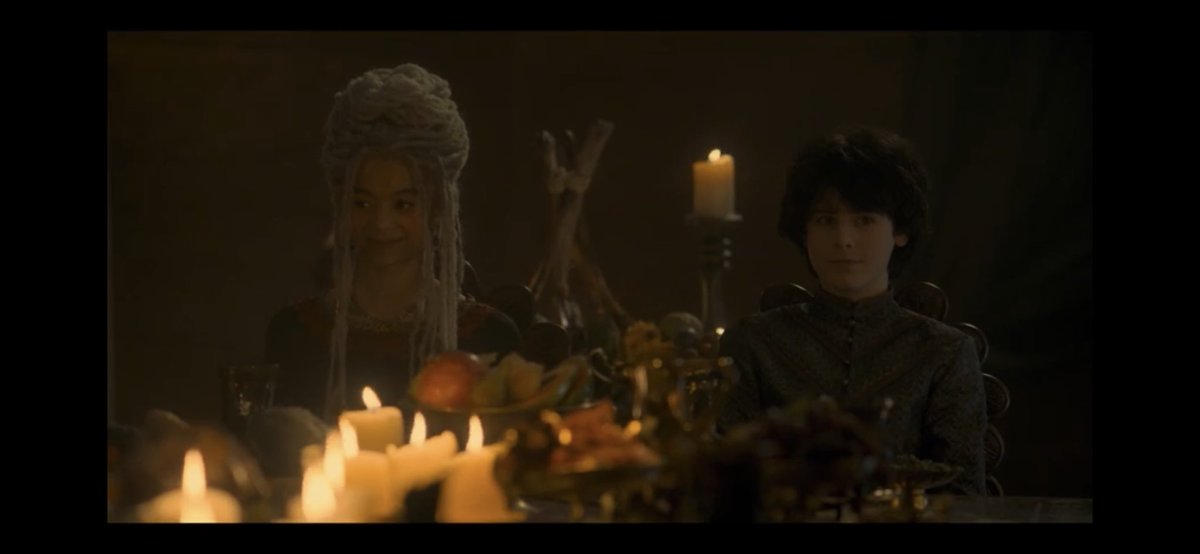 Owen95260's tweet photo. Po là là l’épisode 8 était phénoménal clairement mon épisode préféré pour l’instant trop de scènes mémorables, Viserys qui aime sa fille plus que tout, Daemon qui attendait que ça de buter l’autre la scène de nuit entre Rhaenyra et son père est très touchante #Houseofthedragonhbo https://t.co/nUpatBgZiW