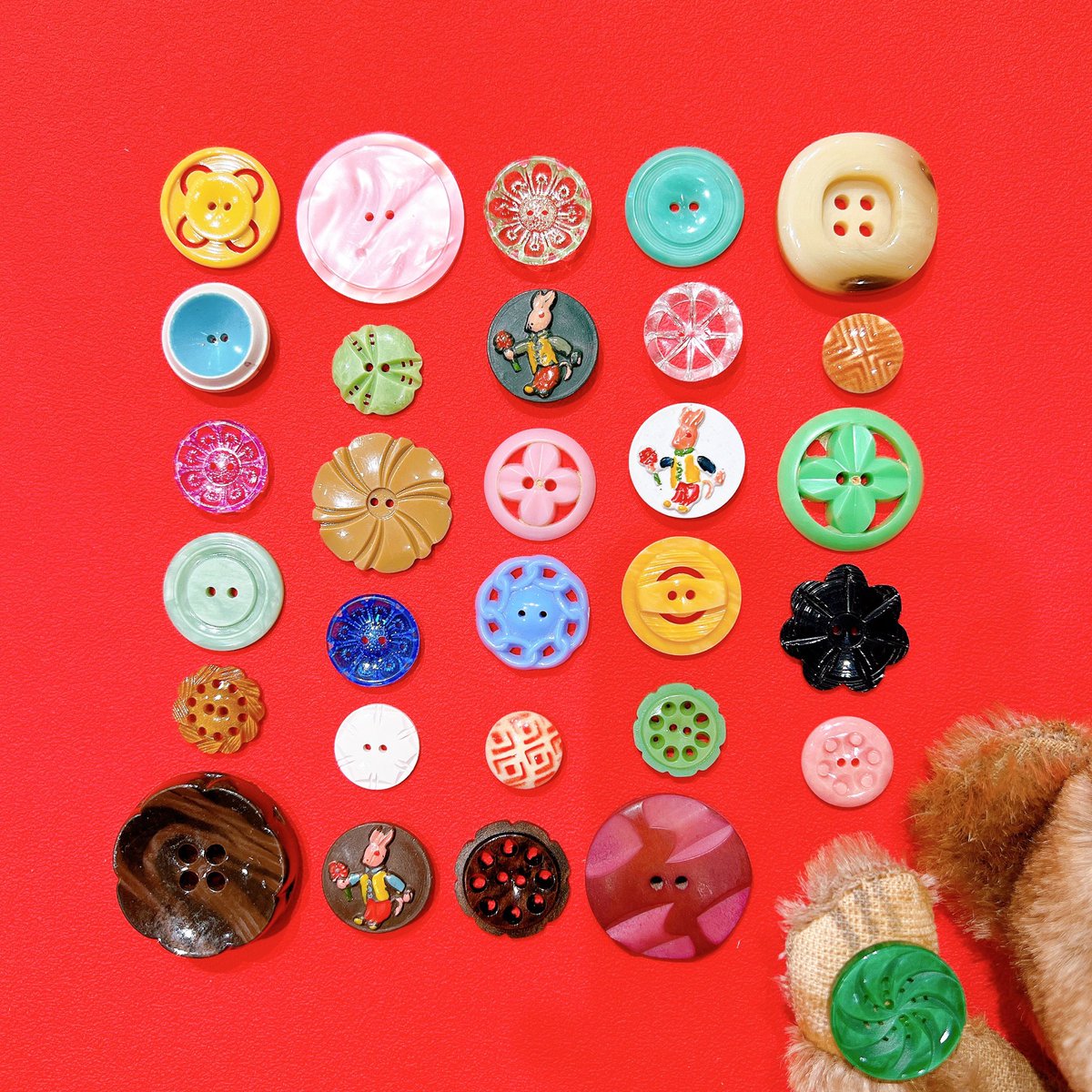 kawaii_deco's tweet photo. 【ぼくのお気に入りはコレ!】
スタッフが #アンティークボタン を並べていると。。。だれかさんが猛アピール♡
ただいま、お店では
『銀座店のアンティーク手芸市』を開催中*
レアでかわいいボタンなら銀座店におまかせください♪
https://t.co/dV3oz5tN8W
#ヴィンテージDeco
#antiquebutton https://t.co/raELwfzK0j