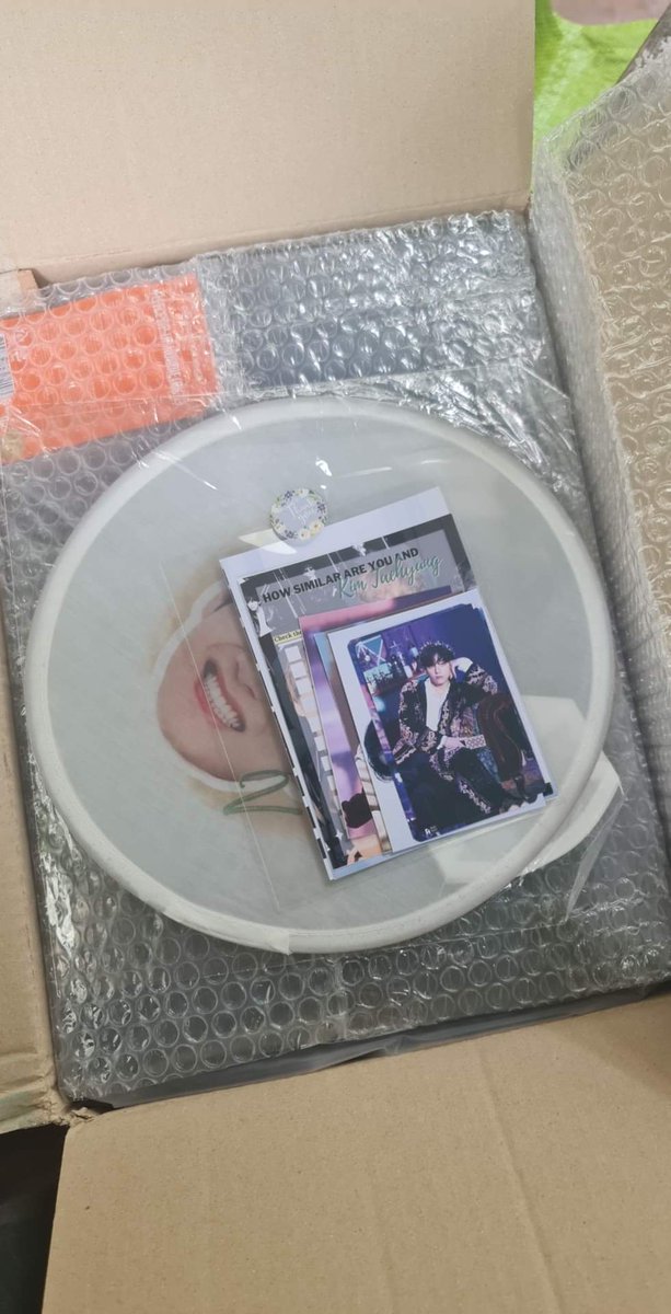 hopieflowercart's tweet photo. FINALLY nakakuha rin ng PTD fleece jacket after 10356years of searching for it here 🥹🤣 sa wakas  titigilan na ako ng nanay ko sa paghanap ng merch na 'to ✨🥹 HAHA 

Thank u soooo much @V1230953 for the super quick and smooth transaction! And the freebies too 💜

#feedback_vv https://t.co/Vf9h4qpKqr