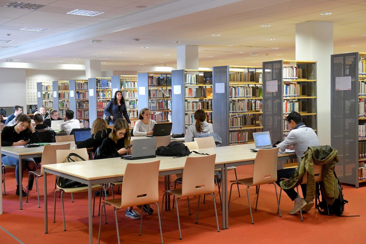 Univ_St_Etienne's tweet photo. [Aide sociale numérique] 💻 L'@Univ_St_Etienne  renouvelle son dispositif d'#aidenumérique pour permettre aux étudiants de s'équiper d'un ordinateur et/ou d'une connexion Internet afin de suivre leurs études dans de bonnes conditions. Plus d’infos ➡ https://t.co/KWr6ZnYRTz https://t.co/oKoBqwCSc8