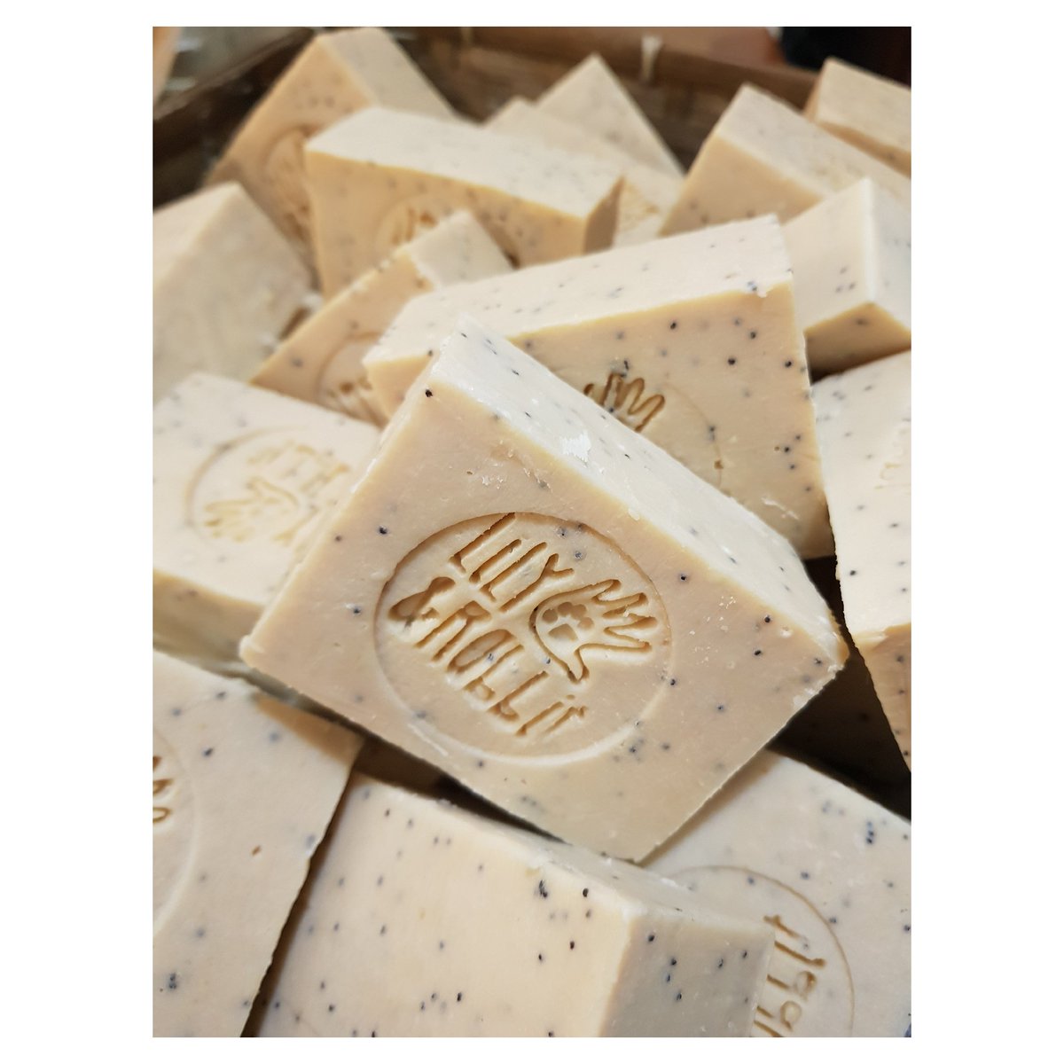 LilyandRabbit's tweet photo. Boxing Lemon & Poppy.
Delicately scented with lemon and packed with poppy and for exfoliation.
Lovely chunky goat's milk bar.
#soap #soapmaker #ukmakers #WomenInBiz #knaresborough #lemonpoppy https://t.co/IxG2DAWh8H