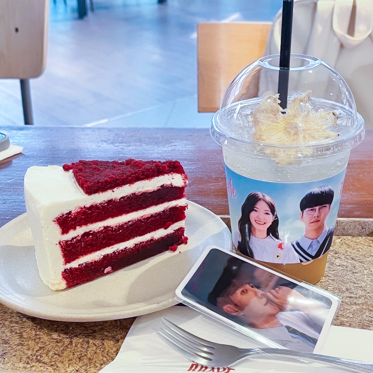 Viu_TH's tweet photo. ใครไปเที่ยว คาเฟ่ธีมซีรีส์ #TheLawCafe มาแล้วบ้าง?

พรุ่งนี้วันสุดท้ายแล้วนะ ใครยังไม่ได้ไป รีบเลย!!
  
��ายละเอียดเพิ่มเติม >> https://t.co/5MCCHPkXKu

🥤 พิกัดที่ #BraveRoasters ODS #ObjectsofDesireStore ชั้น 3 #SiamDiscovery เวลา 10.00 - 18.00 น.

#ViuTheLawCafe
#Viuอ่านว่าวิว https://t.co/TsMob3qzZP