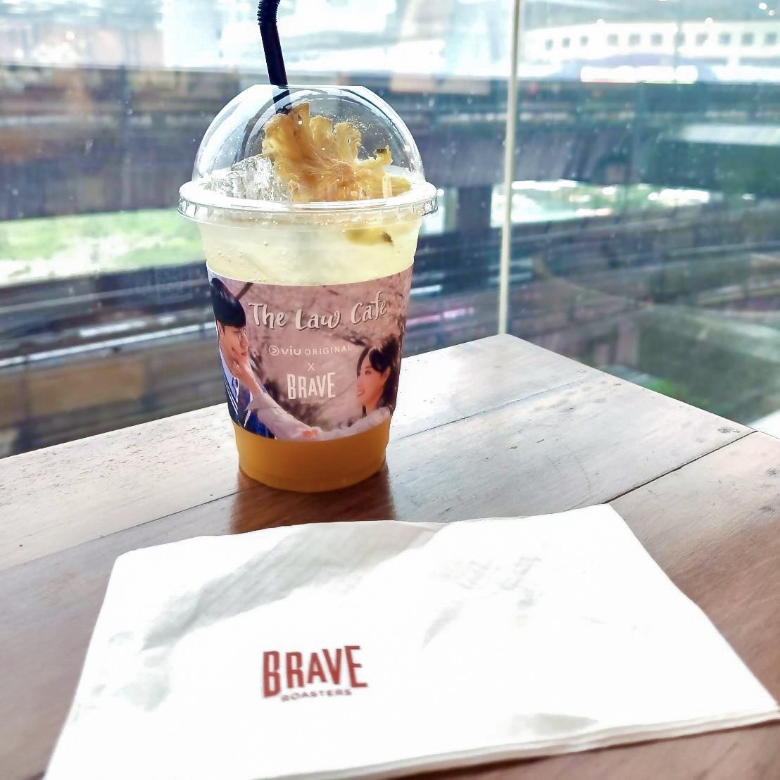 Viu_TH's tweet photo. ใครไปเที่ยว คาเฟ่ธีมซีรีส์ #TheLawCafe มาแล้วบ้าง?

พรุ่งนี้วันสุดท้ายแล้วนะ ใครยังไม่ได้ไป รีบเลย!!
  
��ายละเอียดเพิ่มเติม >> https://t.co/5MCCHPkXKu

🥤 พิกัดที่ #BraveRoasters ODS #ObjectsofDesireStore ชั้น 3 #SiamDiscovery เวลา 10.00 - 18.00 น.

#ViuTheLawCafe
#Viuอ่านว่าวิว https://t.co/TsMob3qzZP