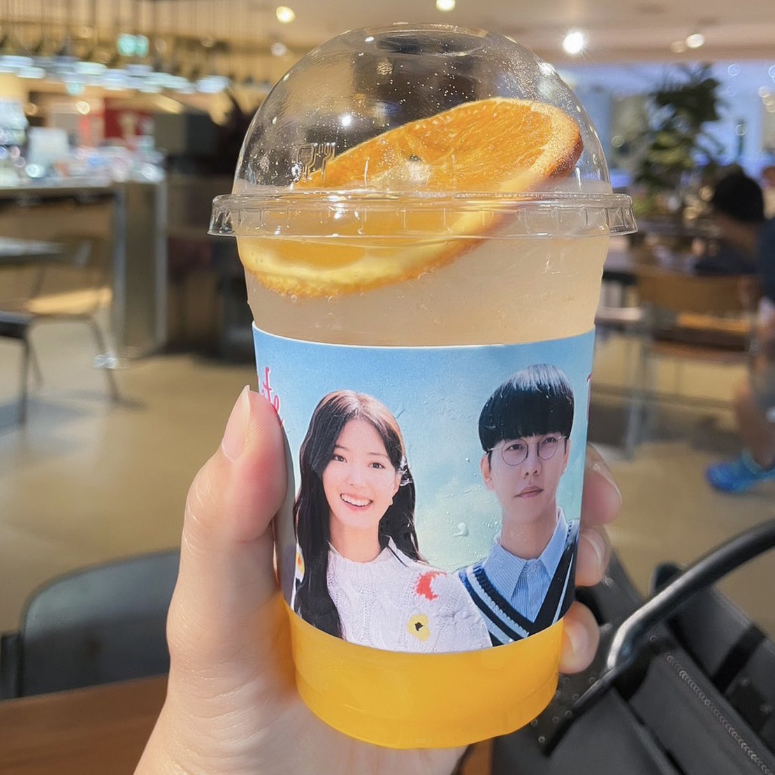 Viu_TH's tweet photo. ใครไปเที่ยว คาเฟ่ธีมซีรีส์ #TheLawCafe มาแล้วบ้าง?

พรุ่งนี้วันสุดท้ายแล้วนะ ใครยังไม่ได้ไป รีบเลย!!
  
��ายละเอียดเพิ่มเติม >> https://t.co/5MCCHPkXKu

🥤 พิกัดที่ #BraveRoasters ODS #ObjectsofDesireStore ชั้น 3 #SiamDiscovery เวลา 10.00 - 18.00 น.

#ViuTheLawCafe
#Viuอ่านว่าวิว https://t.co/TsMob3qzZP