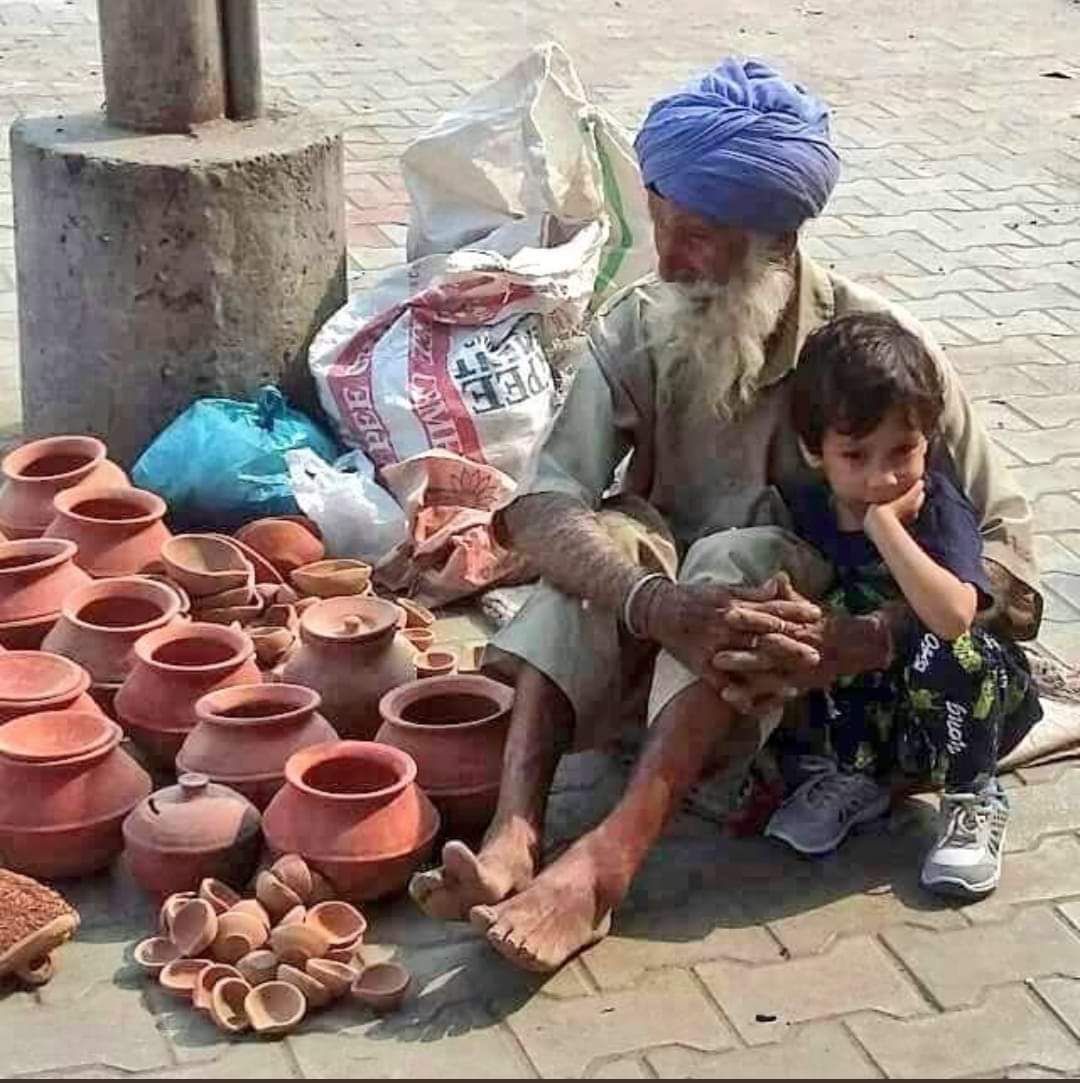 neewsUpdates's tweet photo. Hey, just a little advice for all of you. This Diwali 🪔 Make their life special and please please for god sake don’t bargain. You won’t buy a mansion if you save 10 Rupees for their hardwork.
#diwali2022 #vocal4local https://t.co/dt1XUfRG5Z