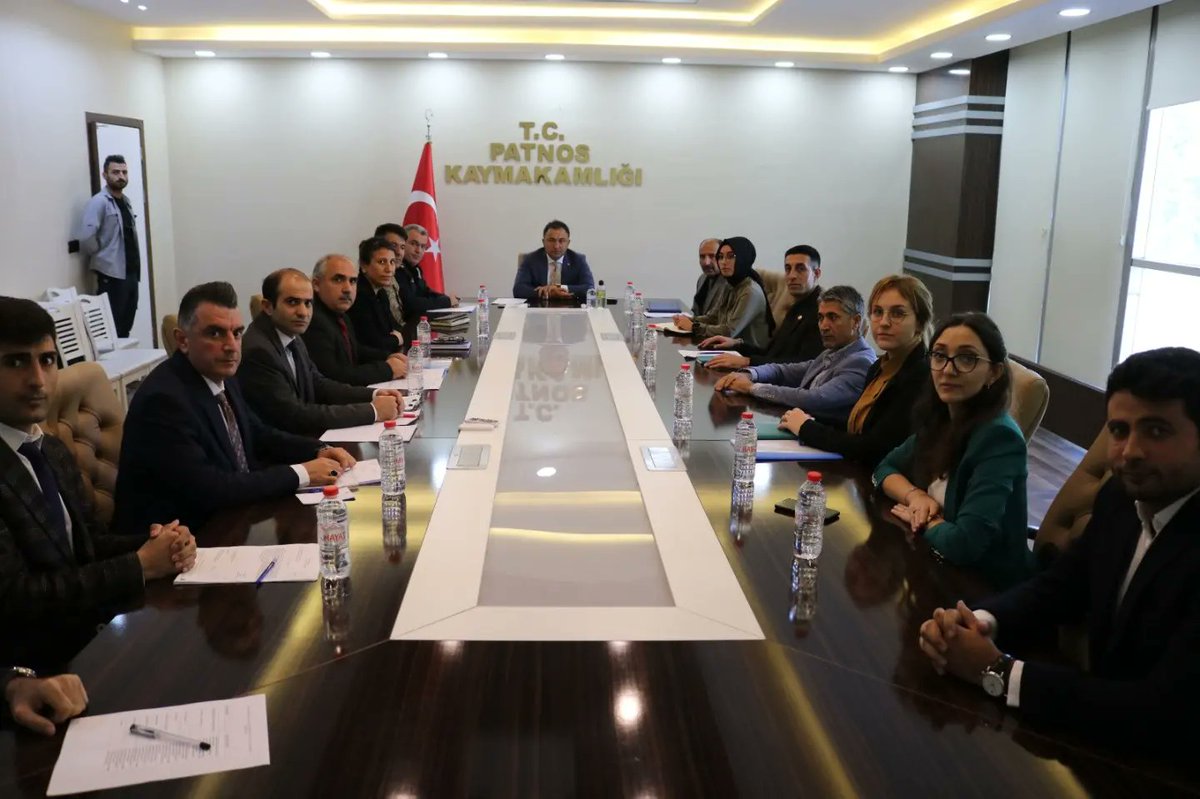 İlçe kaymakamımız sayın Yusuf CANKATAR başkanlığında ilgili kamu kurumları ile çocuk koordinasyon toplantısı yapıldı. Çocuklarla ilgili hizmet modelleri ve ilçemizdeki çocuk vakaları değerlendirildi.<a href="/tcailesosyal/">T.C. Aile ve Sosyal Hizmetler Bakanlığı</a> <a href="/deryayanikashb/">Derya Yanık</a> <a href="/agriashim/">Ağrı Aile ve Sosyal Hizmetler İl Md.</a> @agrivalilik <a href="/rhnbyrk/">Orhan BAYRAK</a> <a href="/vefacelik1975/">Vefa Çelik</a>