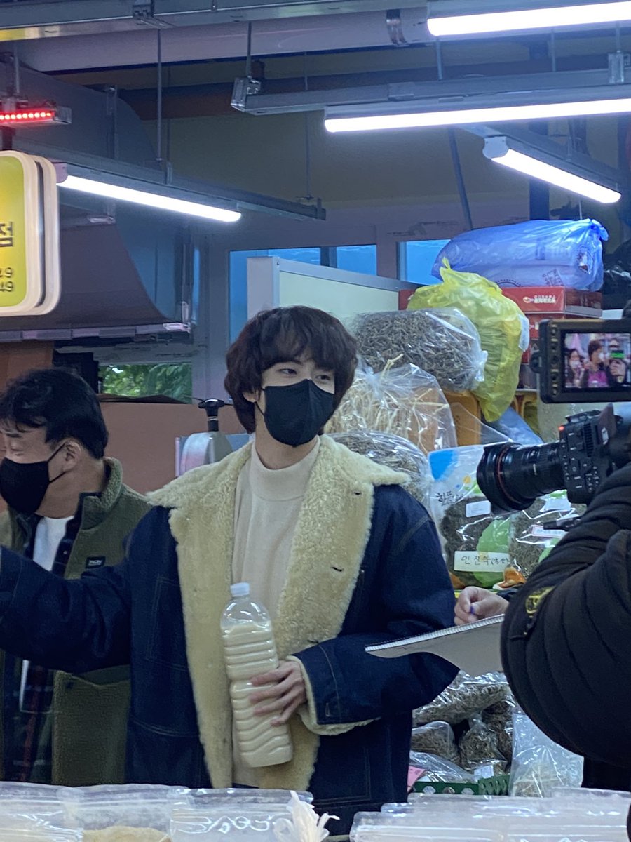 theJINPRlNT's tweet photo. [INFO] K-Netizen saw Kim Seokjin filming something today again. 

ANOTHER VARIETY SHOW GUESTING IS COMING?!?! 

#Yours_Jin #SuperTuna_Jin #JIN #BTSJIN @BTS_twt https://t.co/F8wl44Yiyp