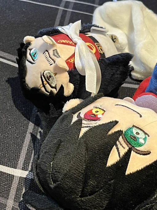 ホテル帰ってきたら清掃され綺麗に並べられていたぬい達とひっくり返された零 