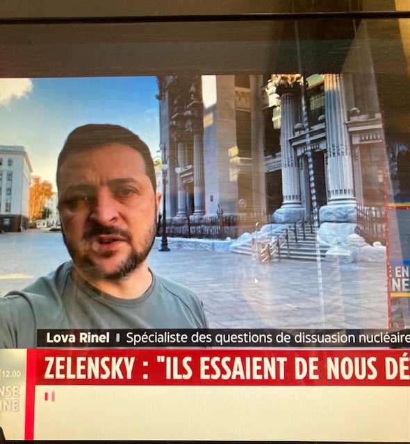 laancelot's tweet photo. A l'instant, vidéo de Zelenski en direct sur #LCI.
Et tout le monde croit qu'il est dans la rue devant son Palais, vantant son courage. Pas un seul intervenant n'ose dire que c'est une image incrustée. Consternant. Faites correctement votre travail! Zelenski a été évacué. @LCI https://t.co/eKn4YGM92a