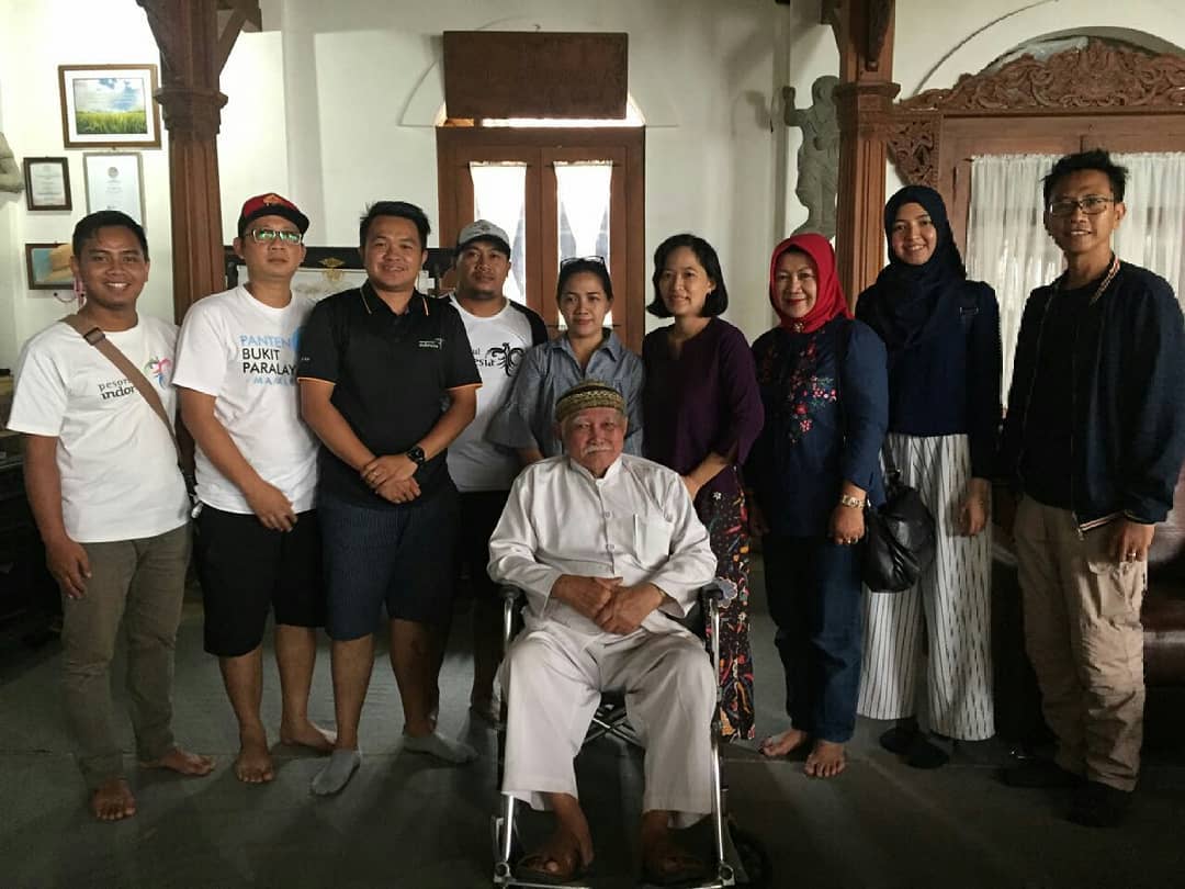 agama_nusantara's tweet photo. Alhamdulillah ketika memang sudah waktunya, tanpa direncanakan bersama team @genpijabar dan @genpikuningan akhirnya bisa berkunjung dan bersilaturahmi dengan sesepuh Kampung Adat Paseban, Cigugur Kuningan.
.
#GenPIJabar #GenPIKuningan #HayuKaJabar
#HayuKaKuningan#ExploreJawaBarat https://t.co/BZxIhtrRVo