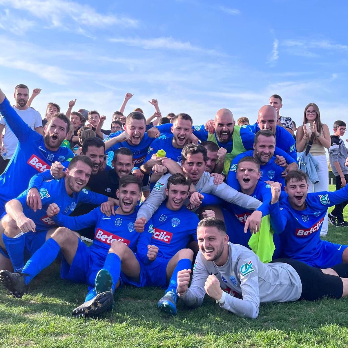 clappingmedia's tweet photo. 👏🏼 au FC Côteaux du Vignoble (D1) qui a éliminé pour la 2e fois un club de N3 en CDF😳

✅1er tour : 4-0 🆚 Le Longeron (D1)
✅2e tour : 3-1 🆚 Chemillé (R2)
✅3e tour : 2-1 🆚 Saint-Nazaire (N3)
✅4e tour : 5-1 🆚 Rives de l’Yon (D2)
✅5e tour : 0-0 (TAB : 5-4) 🆚 Fontenay (N3) https://t.co/I2cxL3ZcuY