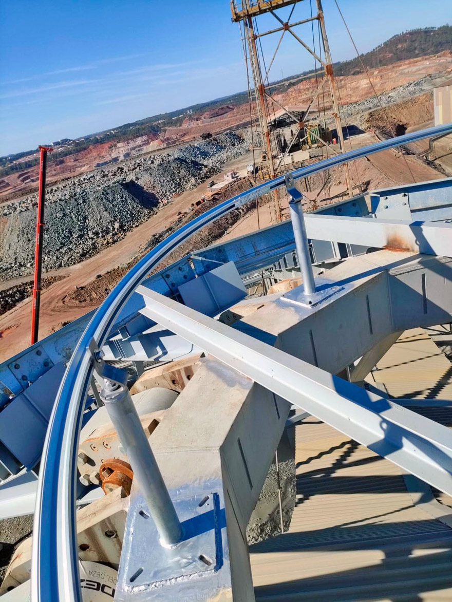 Fallprotec_SL's tweet photo. Instalada solución SecuRail® compuesta por Líneas de Vida horizontal rígida en rail circular en una de las infraestructuras en Minas de Riotinto, Huelva:

https://t.co/BnQSs5tgU0

#lineasdevida
#securail
#fallprotection https://t.co/JdoHbN4KUC