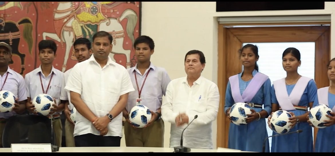 bisoyisujit87's tweet photo. CM @Naveen_Odisha launches “Football For All” an initiative to distribute over 43k footballs in 2000 schools across #Odisha https://t.co/SKbpLlaGPs