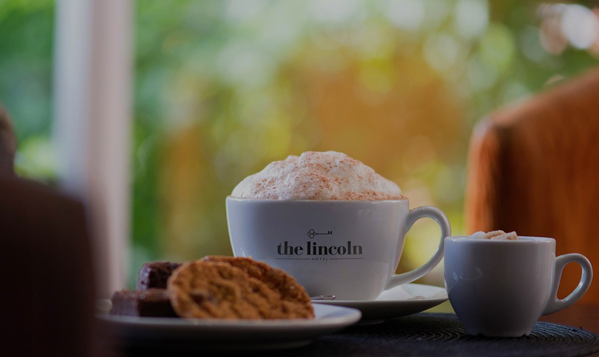 TheLincolnHotel's tweet photo. Itβs a quiet start to the week in the hotel today, come and join us for a coffee or some lunch in our Lounge with the best view in Lincoln. β
#mondaymetime #coffeeoclock #thelincolnhotel https://t.co/tYOENJPAEe