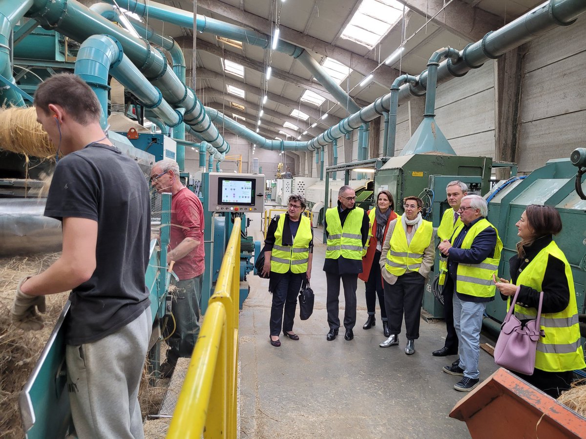 DMARGUERITTE's tweet photo. Ns avons illustré à @seiler_carine la construction d’une formation adaptée aux besoins de l'entreprise mêlant compétences industrielles pour la conduite des lignes de teillage et compétences en conduite de machines agricoles pour la récolte de #lin en plaine.
@RegionNormandie https://t.co/B2Xqlua0xm