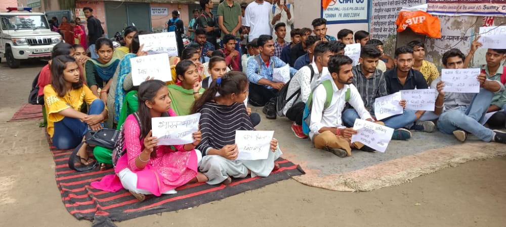 HaryanaAbvp's tweet photo. आज @AbvpFatehabadHr जिले के इंदिरा गांधी राजकीय महाविद्यालय टोहाना में नए भवन निर्माण की मांग को लेकर महाविद्यालय इकाई द्वारा के गेट पर सांकेतिक धरना प्रदर्शन किया गया। https://t.co/WdV61wGJox