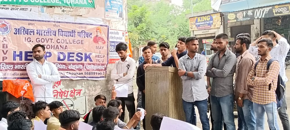 HaryanaAbvp's tweet photo. आज @AbvpFatehabadHr जिले के इंदिरा गांधी राजकीय महाविद्यालय टोहाना में नए भवन निर्माण की मांग को लेकर महाविद्यालय इकाई द्वारा के गेट पर सांकेतिक धरना प्रदर्शन किया गया। https://t.co/WdV61wGJox