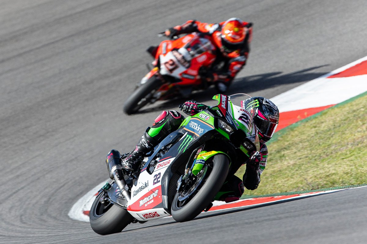 Kawasaki_Italia's tweet photo. A Portimao un Jonathan Rea tutto cuore fa il record del tracciato in Superpole (1'39.610) e strappa ben 3 terzi posti (Gara 1, Superpole Race e Gara 2). Prova consistente di Lowes con 2 quinti posti e un 4°. 

#PRTWorldSBK 🇵🇹 #ForzaKawa https://t.co/DN8xtDnY1T