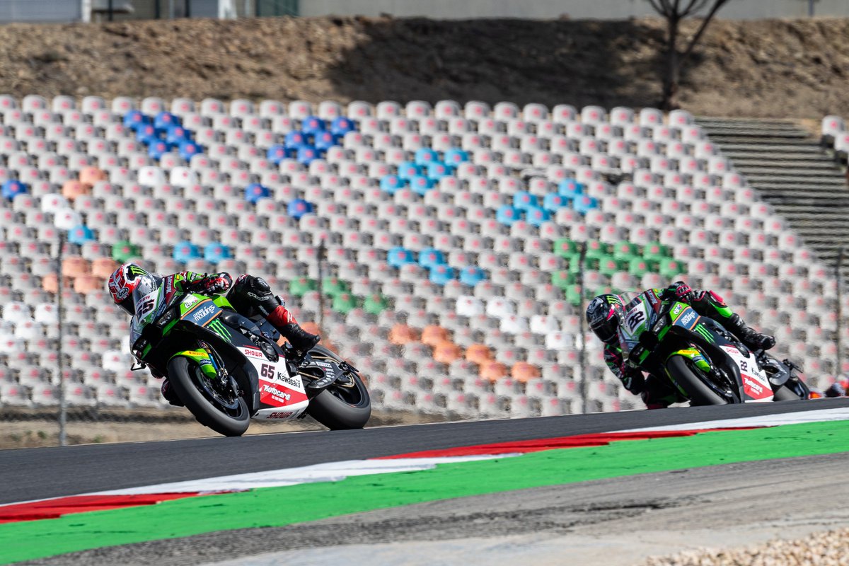 Kawasaki_Italia's tweet photo. A Portimao un Jonathan Rea tutto cuore fa il record del tracciato in Superpole (1'39.610) e strappa ben 3 terzi posti (Gara 1, Superpole Race e Gara 2). Prova consistente di Lowes con 2 quinti posti e un 4°. 

#PRTWorldSBK 🇵🇹 #ForzaKawa https://t.co/DN8xtDnY1T