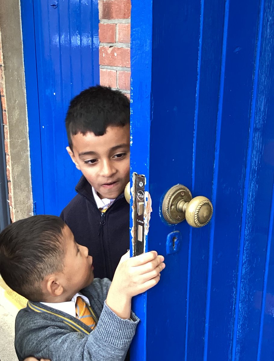 StainesPrepYr1's tweet photo. After reading 'The 3 Little Pigs', we went for a walk and were thinking about why different materials are used for different parts of our school building. We thought about the properties of each material #StainesPrepScience #StainesPrepLearn #KS1Science https://t.co/uRR9Q3e0RF