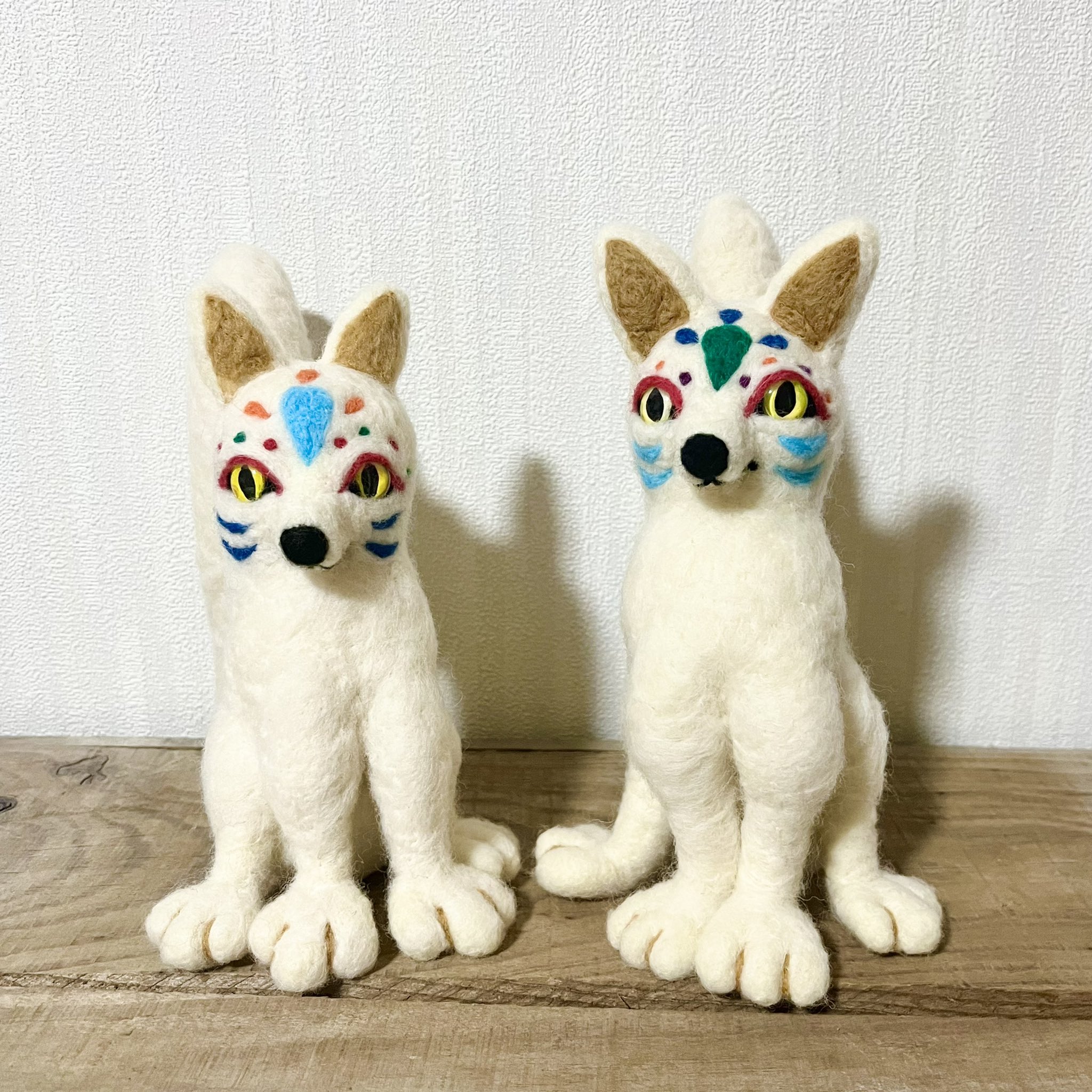 羊毛フェルト　白狐と焼き芋と黒猫さん。 白狐 妖狐 稲荷狐 羊毛フェルト お座り