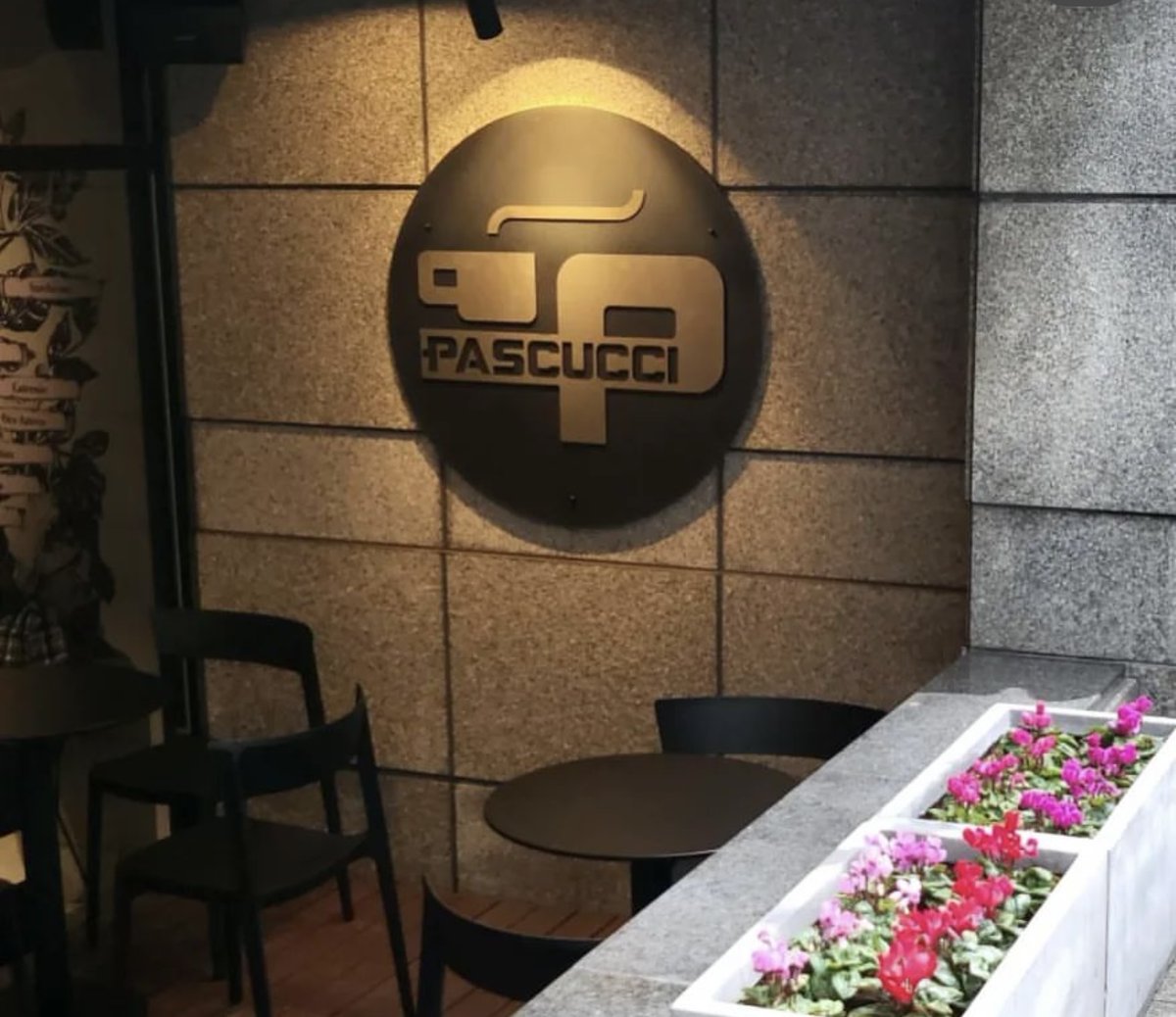 関西1号店としてオープンしたばかりの、
カフェパスクッチ新神戸店のラウンジエリア！
たくさんの「新しい」ことが
あなたをお待ちしています。

#関西 #一番 ＃カフェパスクッチ　＃グランドオープン
＃カフェパスクッチ ＃コーヒ ＃コーヒー専門店
#季節限定 ＃ティー