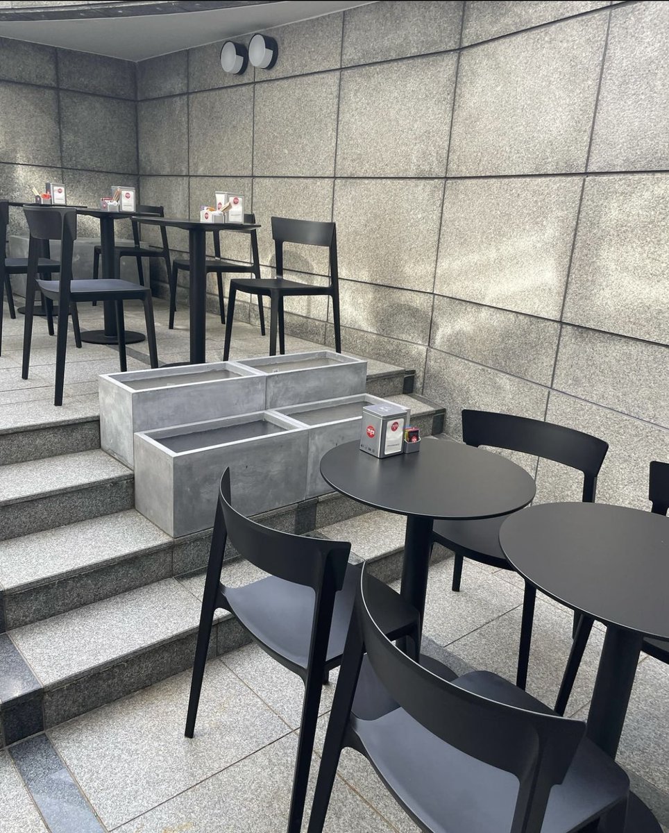 カフェパスクッチの店内は、ペット同伴もOKです。
新神戸店にはテラス席があり、
可愛いペットと一緒においしいコーヒーを
お楽しみください。

＃カフェパスクッチ　#カフェ #いいねでやる ＃テラス
#ペット #一緒にいようね