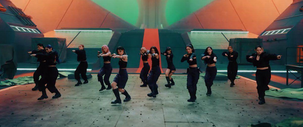 reddsiyeon's tweet photo. RT @insomnicsy: THESE OUTFITS https://t.co/oRRYp1Ipre