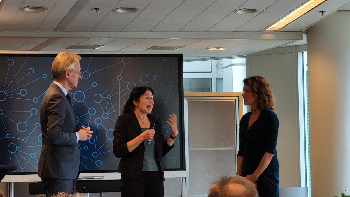 Vanochtend met veel plezier namens <a href="/ZonMw/">ZonMw</a> aanwezig bij de feestelijke uitreiking van de NWO Zwaartekracht subsidies, gehost door minister <a href="/RHDijkgraaf/">Robbert Dijkgraaf</a> bij <a href="/MinOCW/">Ministerie van Onderwijs, Cultuur en Wetenschap</a>. Zeven prachtige consortia die met multidisciplinaire teams voor 10 jaar baanbrekend werk kunnen doen! <a href="/NWONieuws/">NWO Nieuws</a>