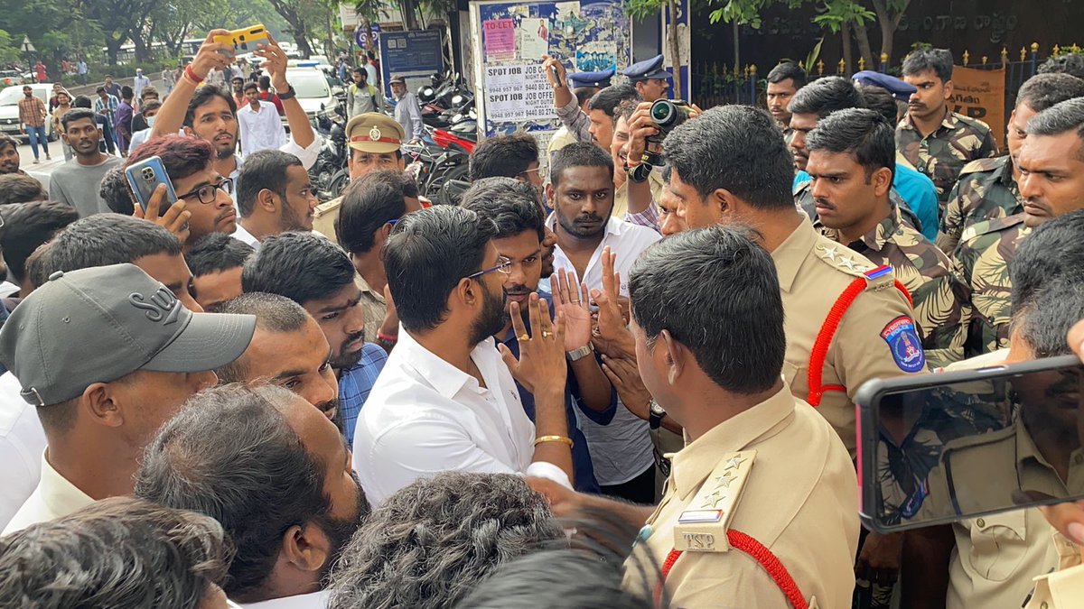 VenkatBalmoor's tweet photo. Staged a protest at #JNTUH with the demands of #jntuhsubjectexcemption &amp; #CancelCreditBaseDetention. Students turned out in huge numbers for supporting us in this endeavour and made it a huge success. https://t.co/mYxOfM6je8