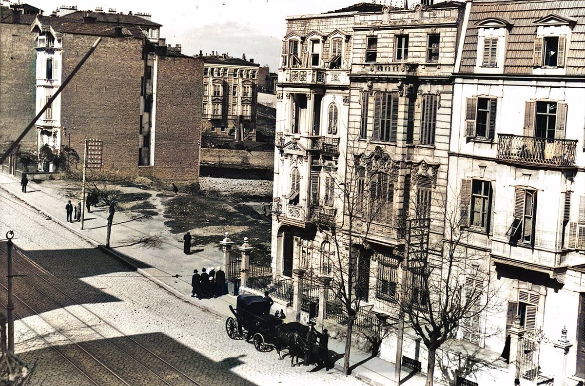 Günümüzde üzerinde büyük iş merkezlerinin ve mağazaların bulunduğu Şişli Halaskargazi Caddesi, 1900'lerin başında böyle görülüyordu.