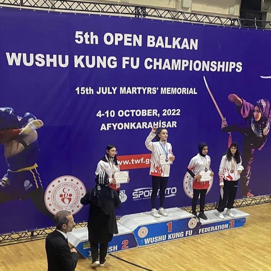 buyukataman's tweet photo. Wushu Balkan Şampiyonasında 48 kiloda şampiyon olan Bursalı sporcumuz Sıla Zeynep Turan’ı Türklüğün sembolü Bozkurt işaretini yaptığı için “terbiyesizlik yapma” diyerek kürsüden indiren Federasyon Başkan Vekili Abdurrahman Akyüz haddini bil! https://t.co/ohXvhBNqFK