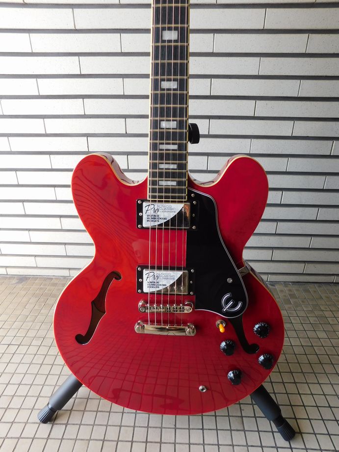 MARUYAHiroshima's tweet photo. 【中古】 Epiphone エピフォン ES-335 PRO
セミアコ ソフトケース付き
殆ど傷のない状態です
王道のチェリーが綺麗な1本
★詳細はホームページで★
https://t.co/c8TpAKKz4p
#マルヤ
#epiphone
#es335pro
#セミアコ
#エレキギター
#中古
#中古エレキギター
#エピフォン https://t.co/0rHX61GCmo