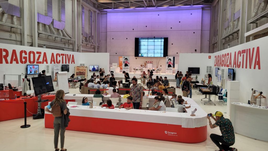 madeinzaragoza's tweet image. #BLOGMIZ ⚡

El pasado jueves pudimos disfrutar de una tarde maravillosa dentro de la semana #CreActiva. 

👩‍🎨✨ Diferentes ilustradores se dieron cita en una tarde llena de creatividad y buen ambiente.

✍️  Un artículo de @Deradeando 👉 bit.ly/3TdNAnj