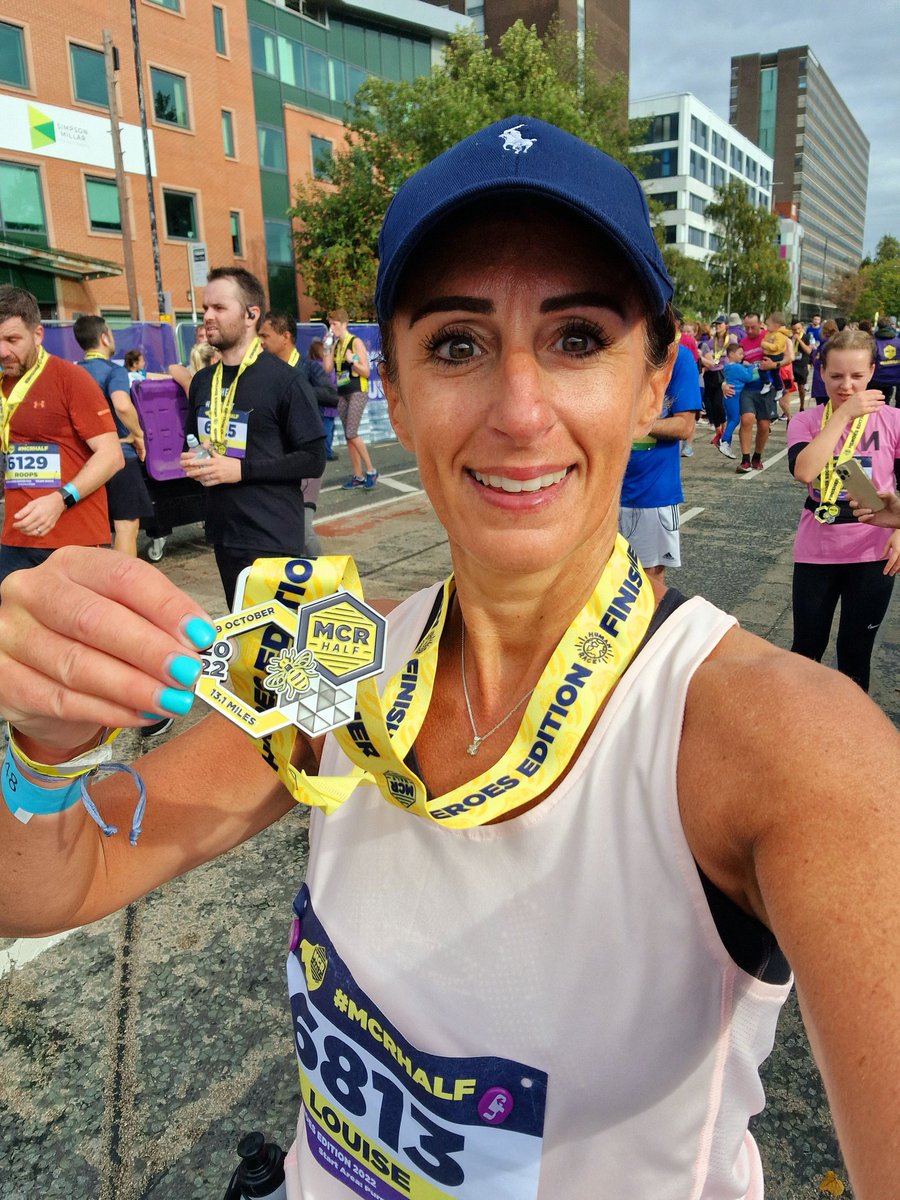 jlmuir77's tweet photo. Today's #MedalMonday is brought to you from yesterday's wonderful @ManchesterHalf and what a beauty she is 😍. My favourite medal so far 🏅🐝 #MCRHalf #MannyTheBee #ThirteenPointOne https://t.co/1FVKmTZHED