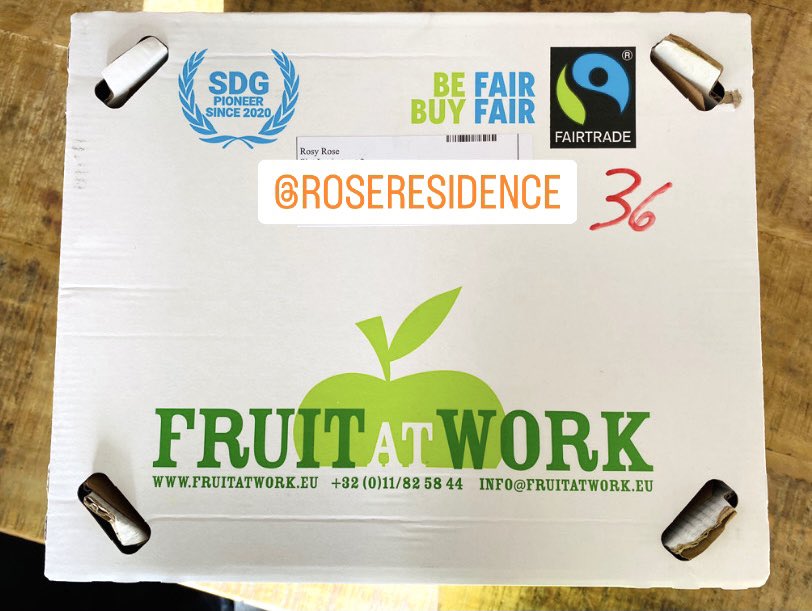 RoosTante's tweet photo. En toen ging de deurbel..
Een doos vol vitaminen,
hier kan Miss Corona niet tegenop!
Dankjewel @kgbvendetta 🌹
#Fruitatwork https://t.co/5A8wRVraM5