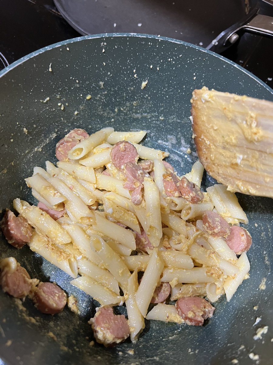 ThisAndThatDude's tweet photo. Another winning #DadDays recipe:
Pasta with sauce made of butter, garlic, egg yolk, cheese and sliced Vienna sausage. #DudeFood https://t.co/Sc6DiAhSWC
