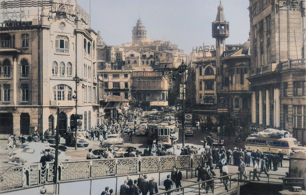 Karaköy meydanını gösteren 1955 tarihli bu fotoğrafta günümüze ulaşmayan Seyrüsefain binası ile Merzifonlu Kara Mustafa Paşa Camii görülmektedir.