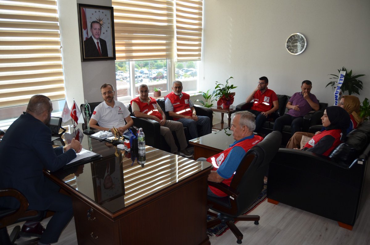Alanyakizilay's tweet photo. Şube Yönetim Kurulumuz, ALKÜ Alanya Eğitim Araştırma Hastanesi Başhekimi Doç. Dr. Sn. Oğuz Karahan' ı ziyaret etti. Ortak projeler üzerinde görüş alışverişinde bulunuldu. Destekleri için teşekkür ederiz. https://t.co/osfnFZSUcB