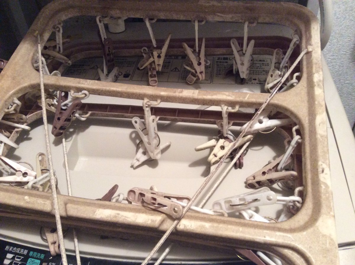 2ndlifework's tweet image. 今日の ＃捨て活 
プラスチックの洗濯物干すやつ(ピンチハンガー？)
こんな大きいのいらんなとずっと放置してたから汚れひどい
プラスチック系って外置いてたらボロボロになってきますよね🌞
#1日1捨