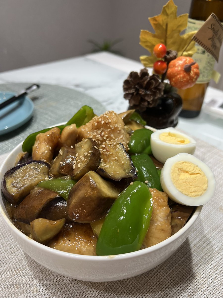 joetsuma's tweet photo. 【難易度◇◇◆】一皿180円！！鶏と長ネギのポン酢甘辛丼 https://t.co/4Kkc4s8LBs @YouTubeより

℃-uteのまいまいの旦那さんレシピをアレンジして作ったけど超美味しかったぁぁ😍

ナスとお肉を別々に焼いたり、カラシが隠し味に入ってたり…勉強になりました🙏💕

#mydish #料理 https://t.co/03PNda3pzm