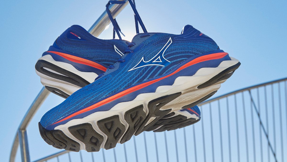 Treasure your runs. ✨⁠ De Mizuno Wave Sky 6 is geschikt voor elk type training. Deze allrounder heeft door de brede zool en een dubbele Wave-foamlaag, die een voorwaartse afrol van de voet stimuleert, een mooie mix van demping en stabiliteit. ⁠

all4running.nl/hardloopschoen…