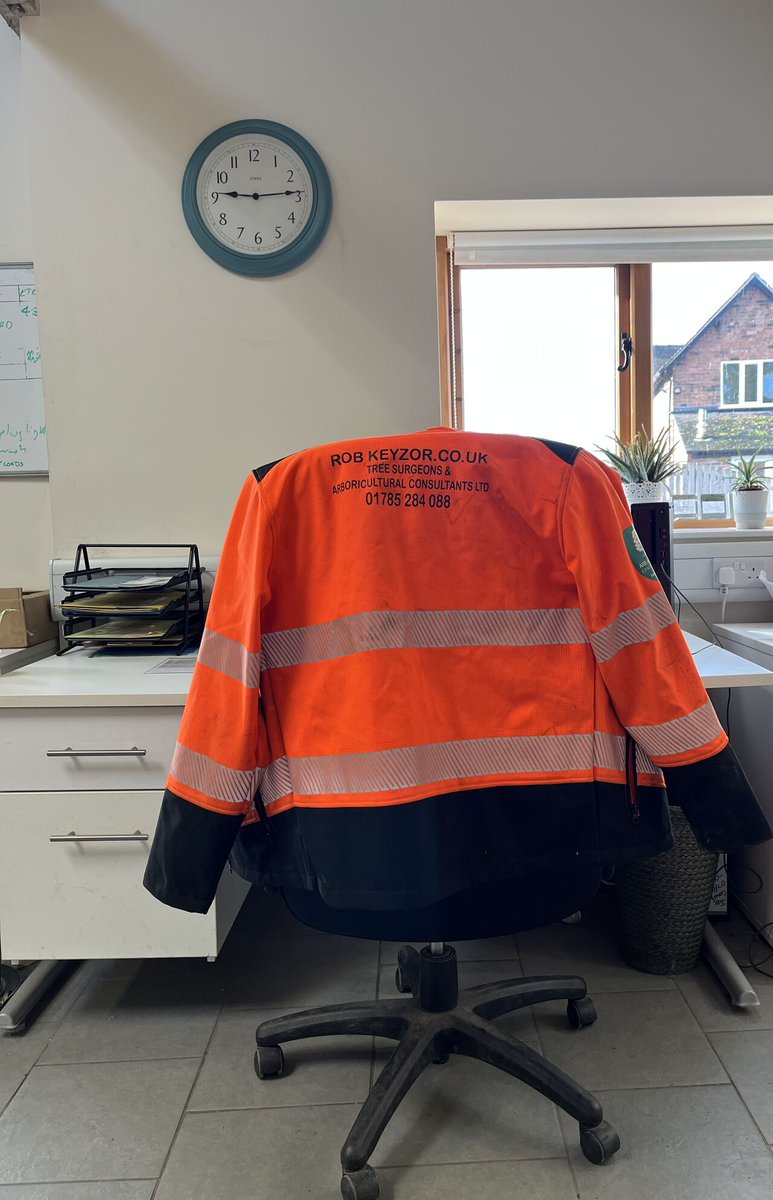 treesurgeon1's tweet photo. We are looking for a Contracts Manager to fill this chair! Keys skills are excellent communicator, well organised, able to quote arboricultural works to BS3998. If this is you, call the number in the picture  for an initial quick chat, to see what we can offer. https://t.co/2AKgxvEC7r