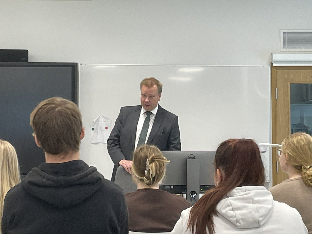 Puolustusministeri <a href="/anttikaikkonen/">Antti Kaikkonen</a> <a href="/treduofficial/">Tampereen seudun ammattiopisto Tredu</a>:n ja Nokian lukion opiskelijoiden tentissä Silta-kampuksella.