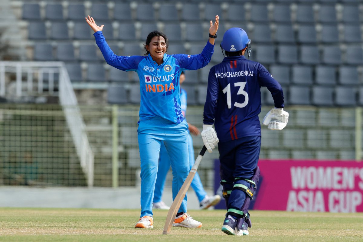 Formahelmets's tweet photo. Sneh Rana ripping through Thailand with a fine spell 👌🙌
@SnehRana15
.
©️ - BCCI
.
#asiacup #snehrana #cricket #womenscricket #womensasiacup #snehrana #cricketers #cricketmatch https://t.co/6z2ll6O5g5